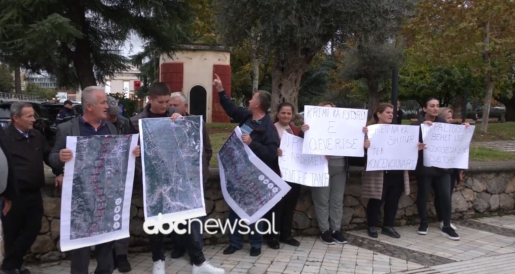 Pas kryeministrisë, banorët e Bërxullës protestojnë përpara parlamentit