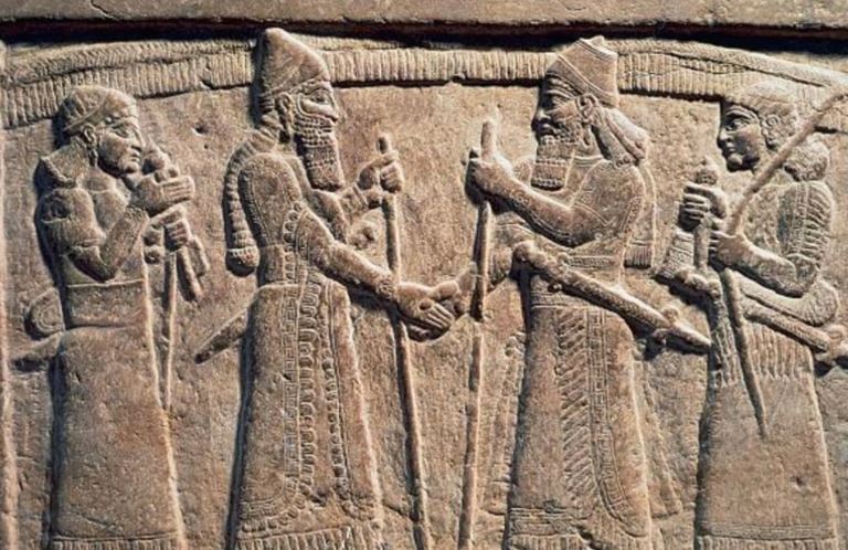 Dorështrëngimi, historia e një përshëndetje universale shumë të lashtë