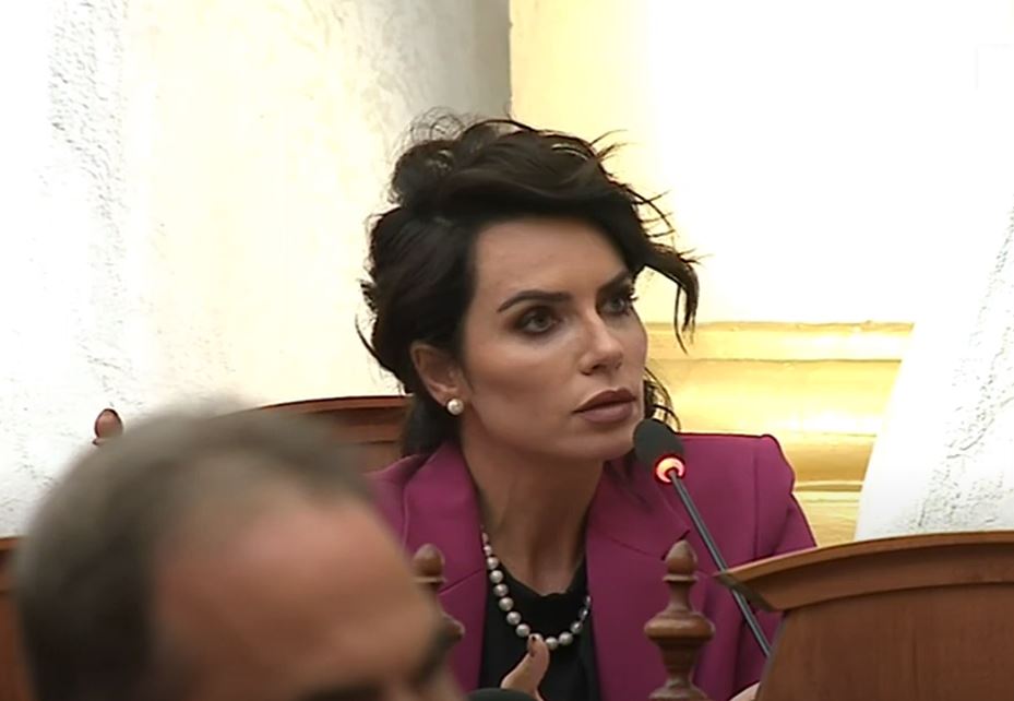 Grida Duma konferencë urgjente për shtyp, çfarë ka ndërmend deputetja?