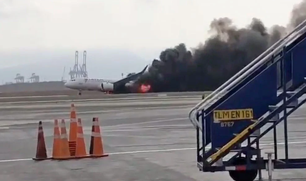 Aeroplani përplaset me kamionin e zjarrfikësve gjatë ngritjes, raportohet për dy viktima