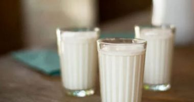 Qumështi i lopës apo i dhisë, kush është më i shëndetshëm?