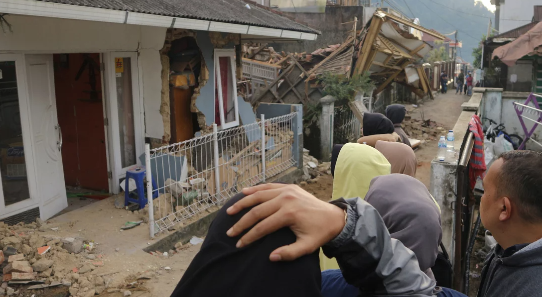 Dhjetëra fëmijë varrosën të gjallë në rrënojat e shkollave, shkon në 268 numri i të vdekurve nga tërmeti në Indonezi