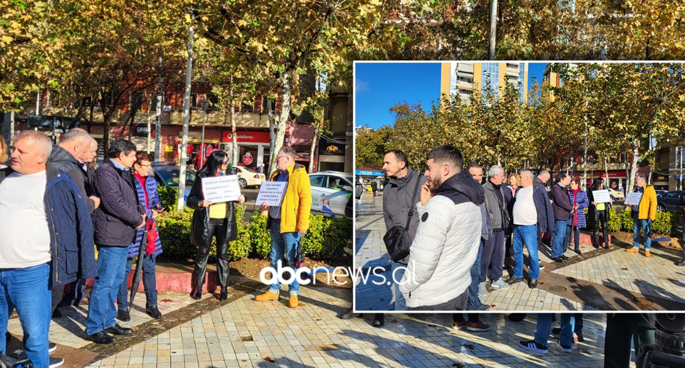 Pedagogues resume salary raise protest in front of parliament