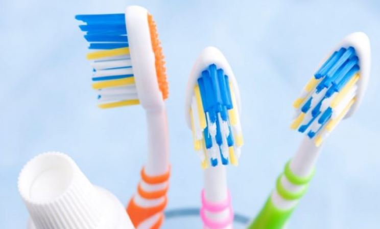 Për sa kohë duhet përdorur një furçë dhëmbësh?