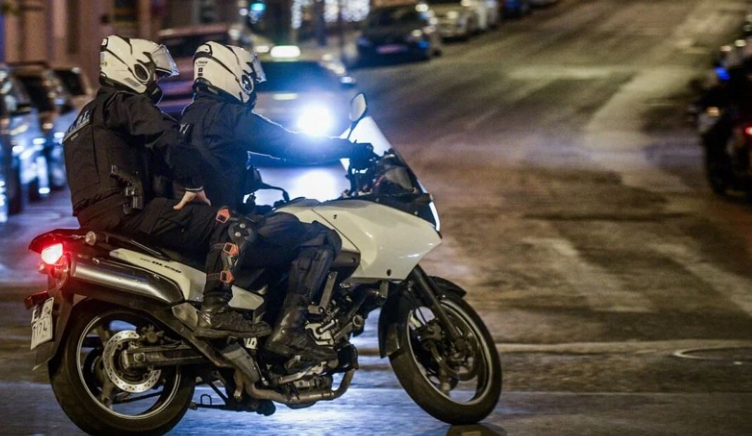 Alarm në Greqi, 50-vjeçari dergjet i pajetë në mes të rrugës