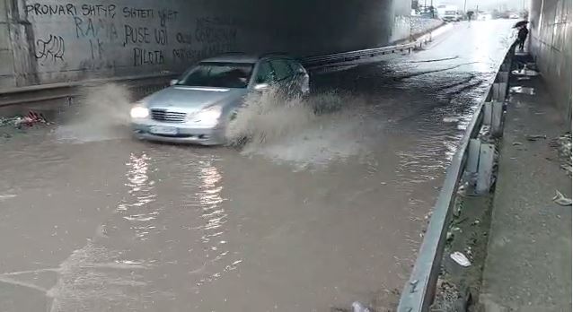 Moti i keq në Shqipëri, vështirësohet qarkullimi pranë nënkalimit të autostradës në Fushë-Mamurras