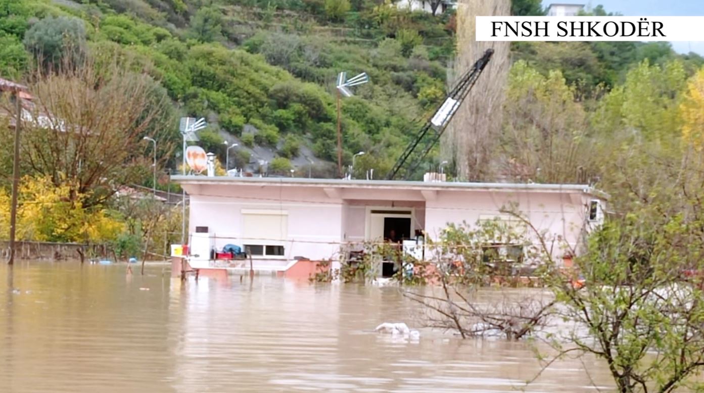 Shiu bën “kërdinë” në Shkodër e Durrës, dhjetëra familje të izoluara, Erzeni rrezikon të dalë nga shtrati