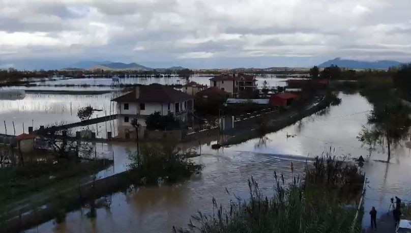 Ministria e Mbrojtjes: Është përmirësuar situatë në Lezhë dhe Shkodër, uji është tërhequr nga rruga nacionale