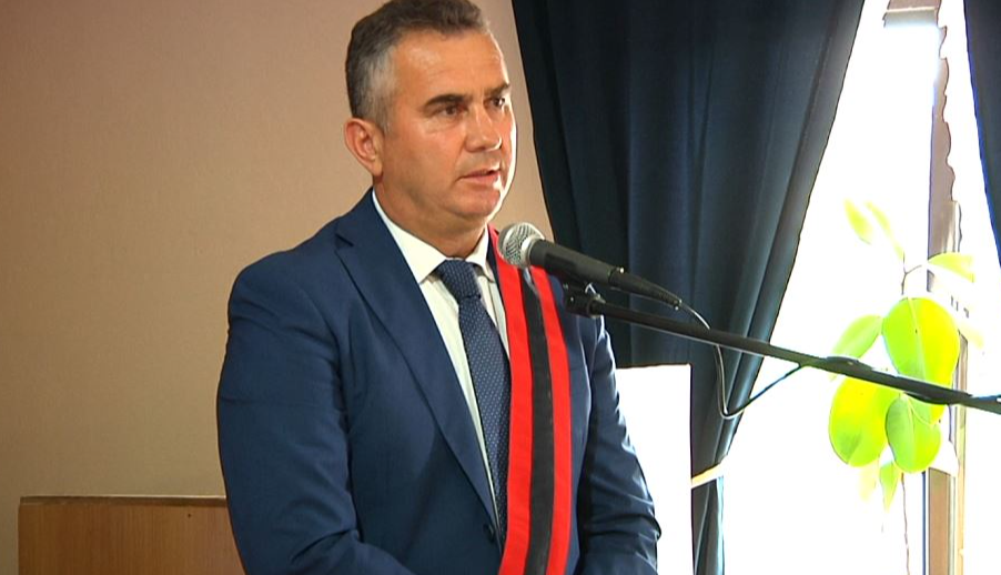 The mayor of Divjaka was stabbed with a knife