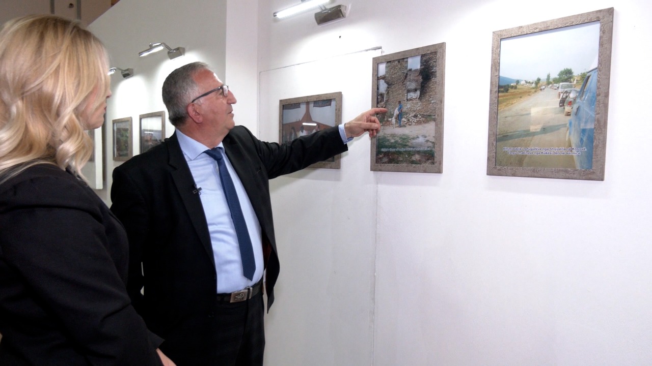 “Mos harro”, ekspozita që dëshmon krimet serbe në Kosovë