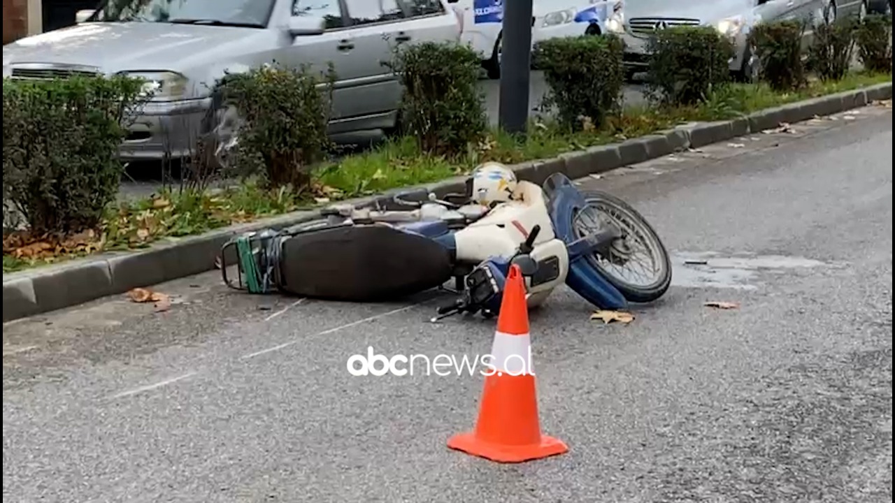 VIDEO/ Shoferi në Elbasan përplas me makinë një motoçiklist e largohet nga vendi i ngjarjes