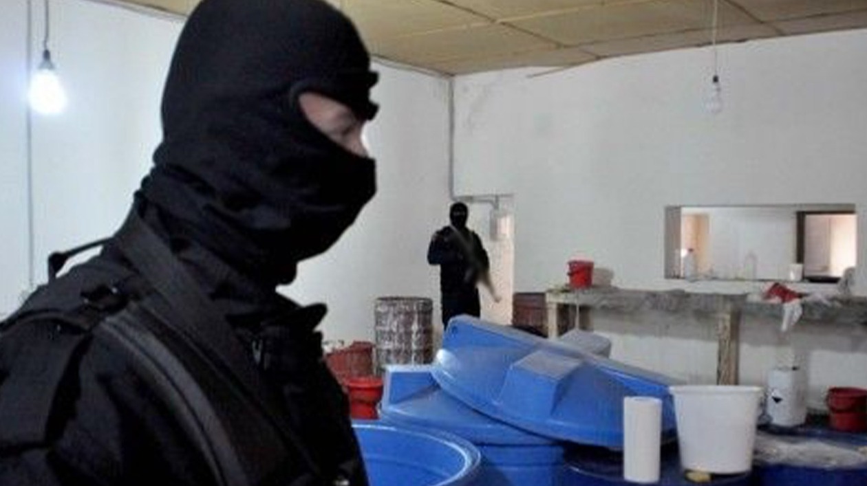 “E bardhë” e fshehur në thasët me pleh kimik, policia malazeze aksion me atë shqiptare: Disa të arrestuar, kontrolle në afërsi të Tiranës