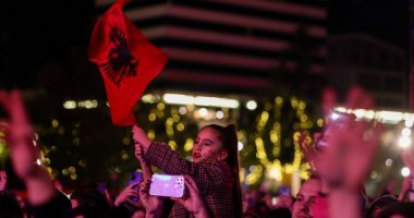 FOTOT/Dua Lipa super performancë në Sheshin Skënderbej: Urime 110-vjetorin e Pavarësisë!