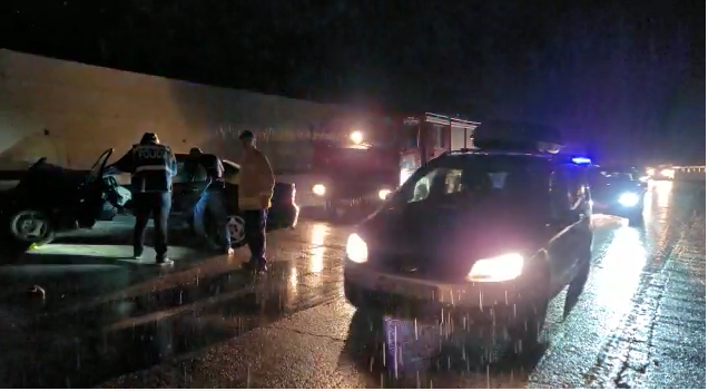 Shiu bën “kërdi” në rrugë, 12 aksidente me 18 të lënduar