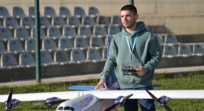 VIDEO/ I riu nga Kosova ndërton aeroplanin më të madh të realizuar ndonjëherë në vendin tonë