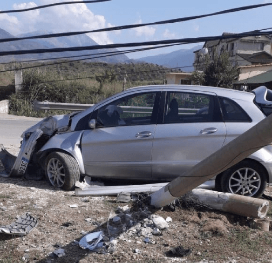 E rëndë në Lushnje/ Humb jetën 48-vjeçari, pëson sulm në zemër teksa udhëtonte dhe përplaset me shtyllën