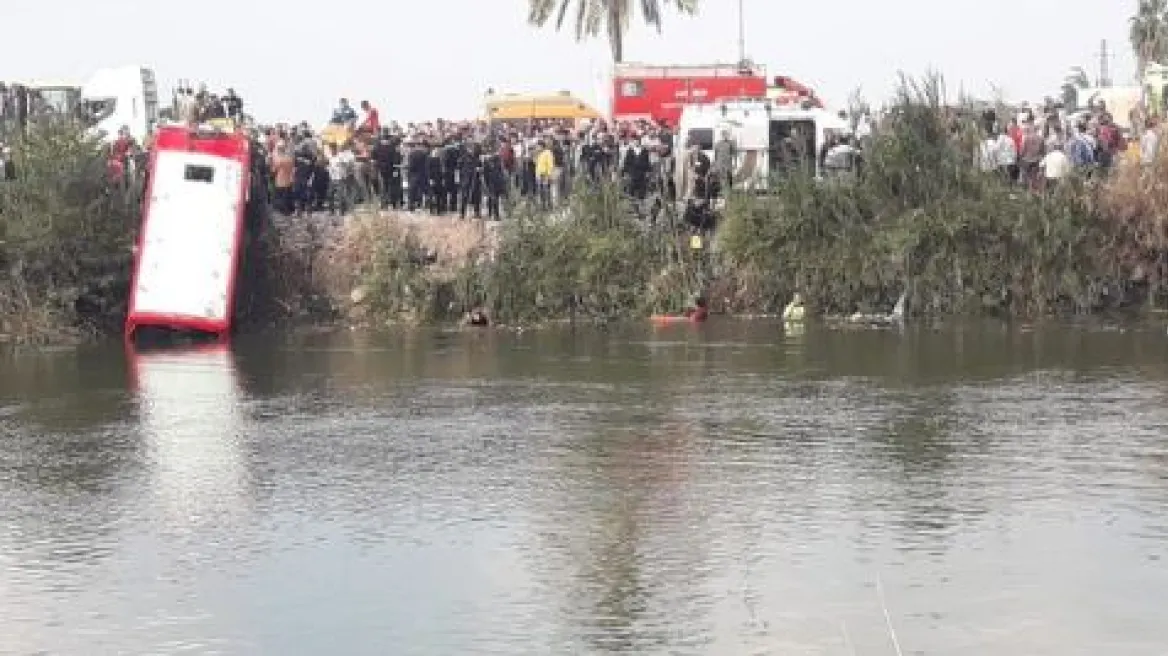 Tragjedi në Egjipt, autobusi bie në kanal, të paktën 19 të vdekur
