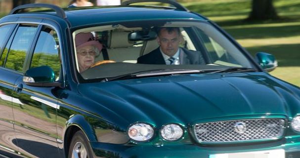 Një nga makinat e preferuara të Mbretëreshës Elizabeth shitet për çmimin marramendës