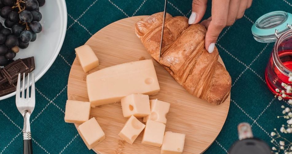 Pse është mirë të hani 40 gram djathë çdo ditë?
