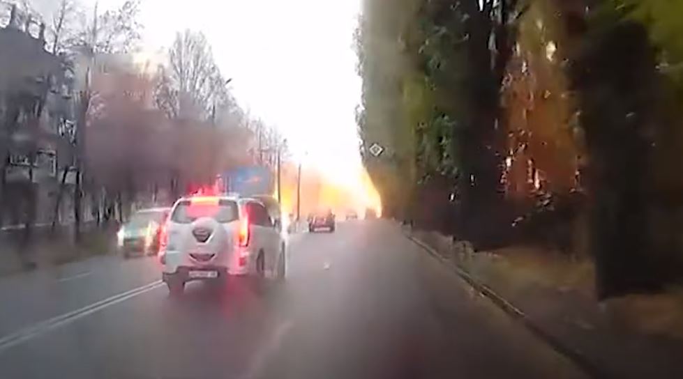 Ferri mbi tokë, momenti kur raketa ruse bie në Dnipro: Flaka dhe tymi mbulojnë gjithçka