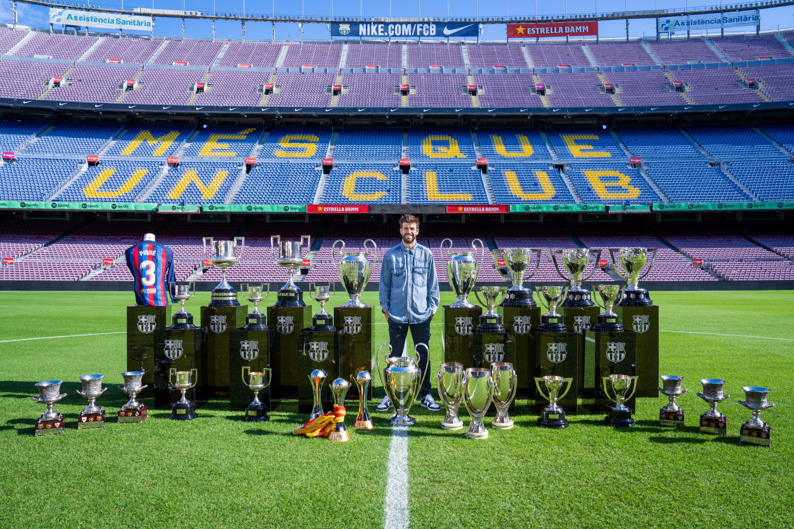 Foto e ditës: I fitoi të gjitha, Pique pozon me trofetë e fituar te Barça