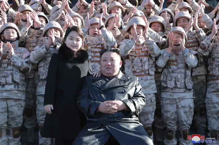 Vajza e Kim shfaqet sërish në publik, duke ndezur debatin për trashëgiminë