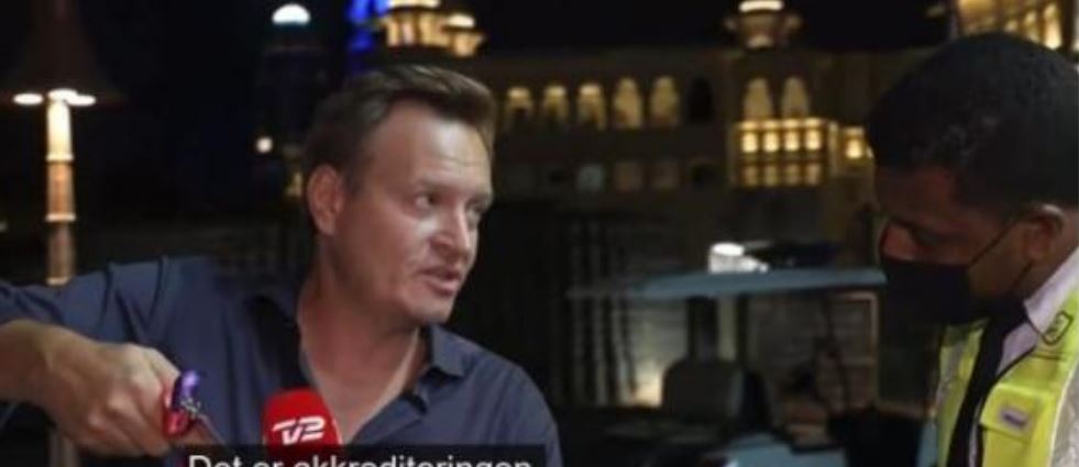 Ngjarje e pazakontë në Katar, një zyrtar kërcënon live gazetarin danez që po transmetonte atmosferën e Kupës së Botës