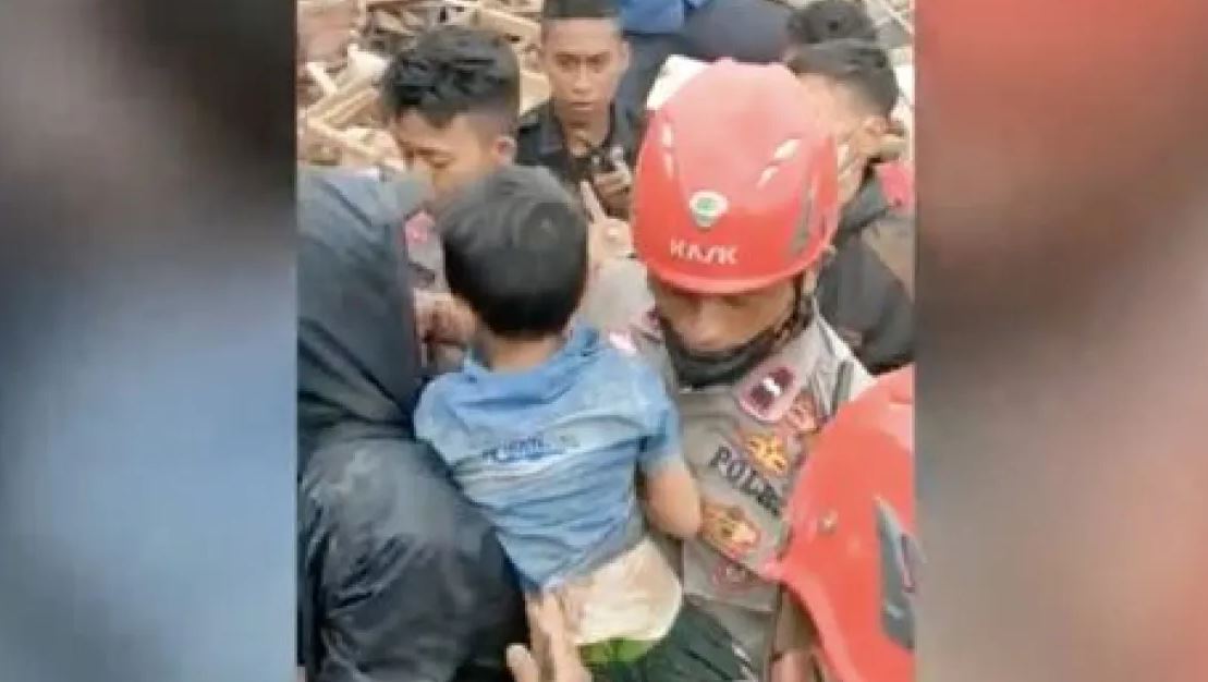 Tërmeti/ Shpëton mrekullisht  5-vjeçari në Indonezi,  pas dy ditësh nxirret i gjallë nga rrënojat e shtëpisë
