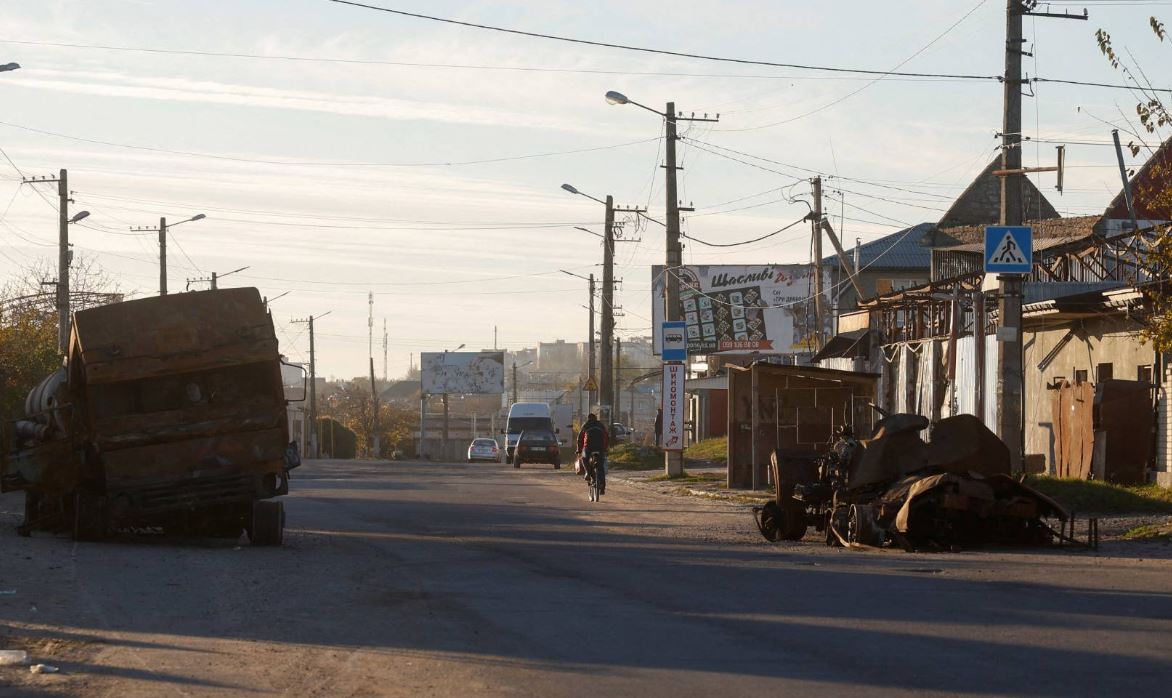 Rusët e lanë vendin pa energji elektrike, autoritetet nxisin ukrainasit të largohen nga Khersoni: Këtu s’e përballoni dot dimrin