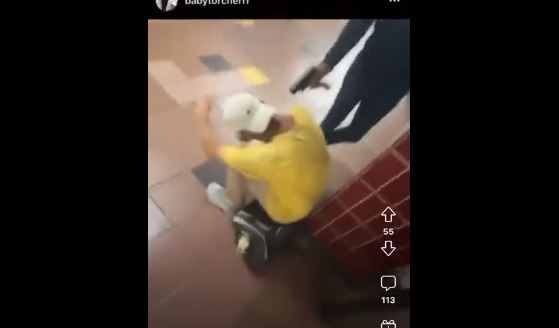 VIDEO/ Po priste trenin në metro, i mituri i vë burrit armën në kokë