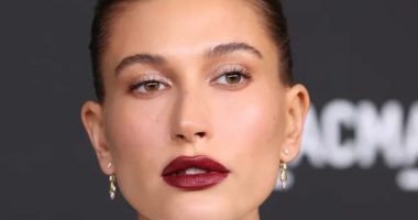 Si të gjeni buzëkuqin e errët që ju përshtatet më shumë