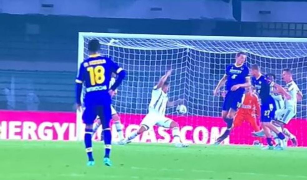 Danilo bën “portierin” dhe arbitri me VAR nuk ndërhyjnë, Verona publikon pamjet e penalltisë së pastër