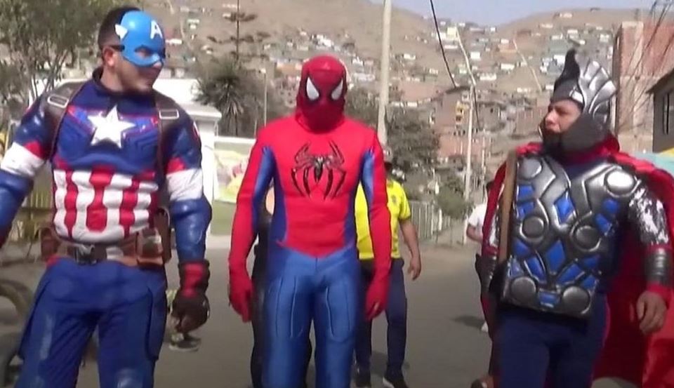 VIDEO/ Katër policë vishen si superheronj gjatë operacionit antidrogë në Peru