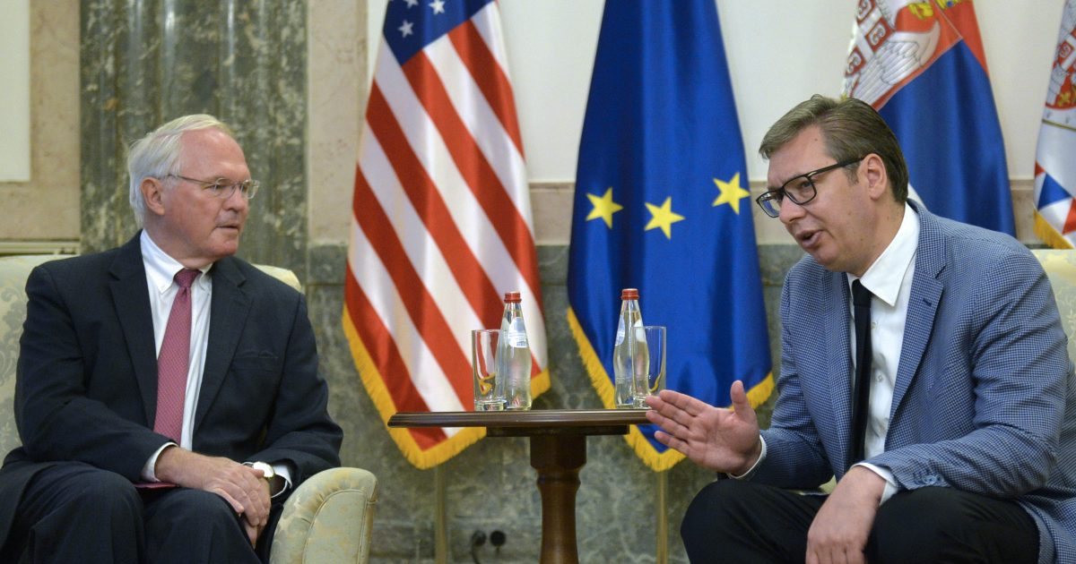 “Serbët të kthehen në institucione”, ambasadori amerikan në Beograd reagon për tensionet në veri të Kosovës