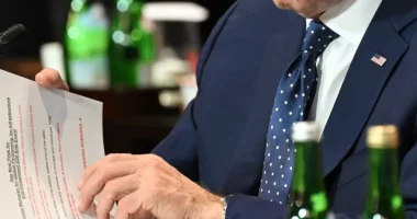 Biden merr udhëzime se si të ulet dhe të flasë