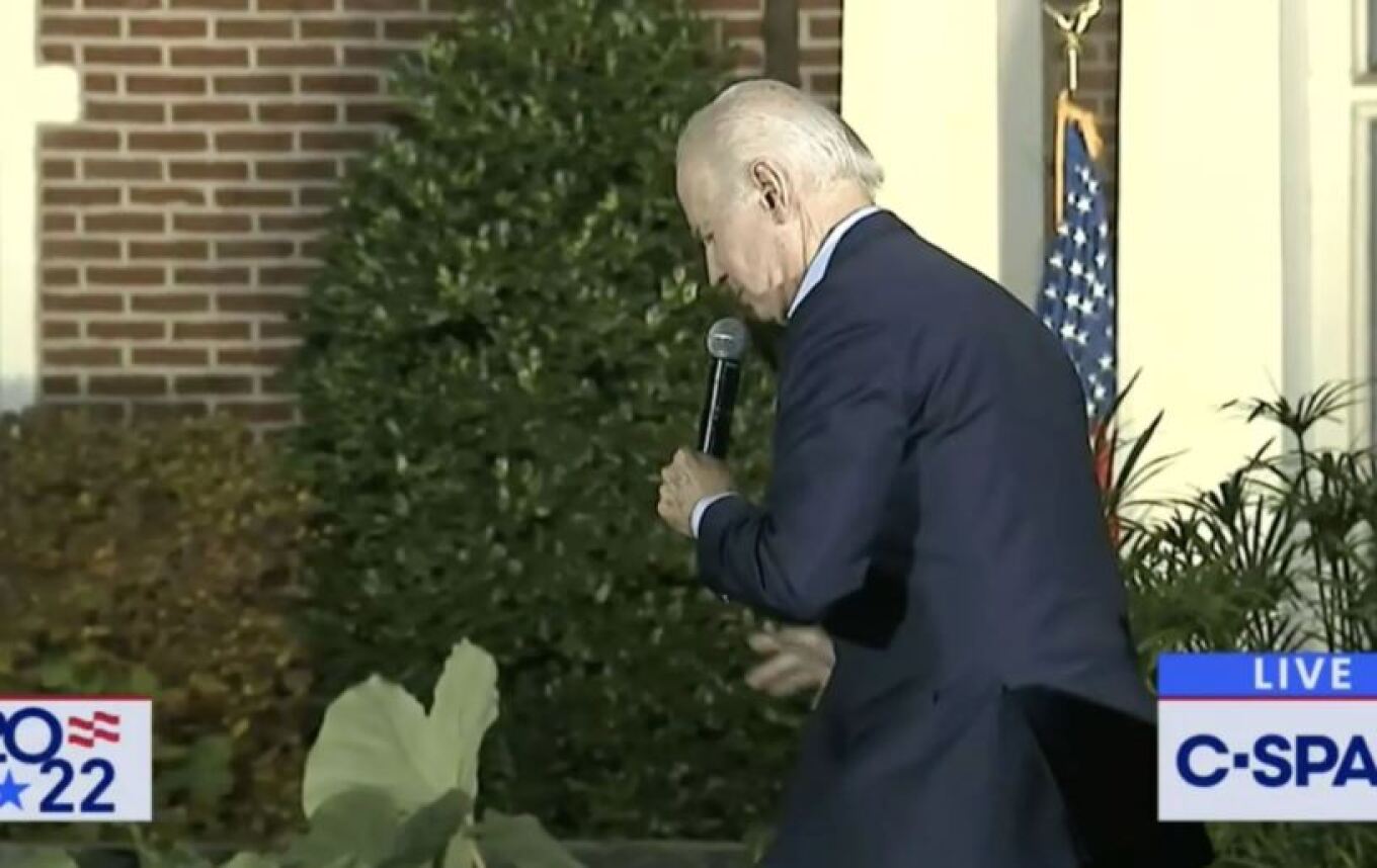 VIDEO/ Po mbante fjalim, Joe Biden pengohet në skenë: Shkela diçka…