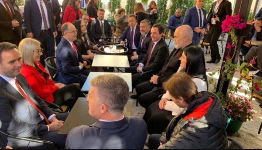 Pas ceremonisë se ngritjes së flamurit, liderët shqiptarë bëhen bashkë për një kafe në Vlorë