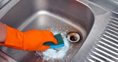 Harrojini produktet e shtrenjta, përdorni këto dy përbërës shtëpiak për të zhbllokuar lavamanin