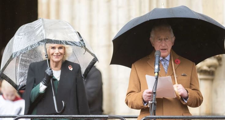 Mbreti Charles dhe Camilla “thyejnë” protokollin mbretëror për arsyen më të ëmbël