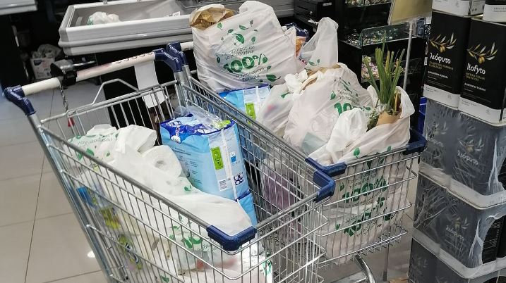 Grupi prej 20 personash “boshatis”  supermarketin  në Greqi