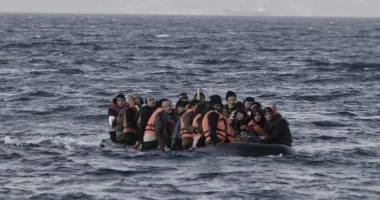 Autoritetet franceze shpëtojnë 61 emigrantë në Kanalin Anglez