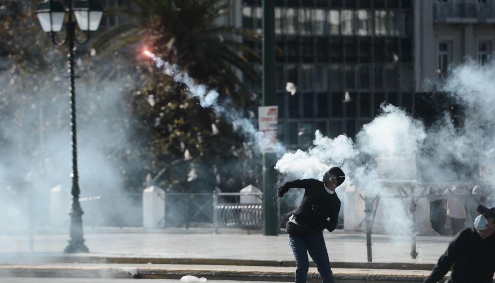 Rritja e çmimeve u ka shkuar në “majë të hundës” grekëve, protesta të dhunshme para Kuvendit, qytetarët sulmojnë policinë me molotov