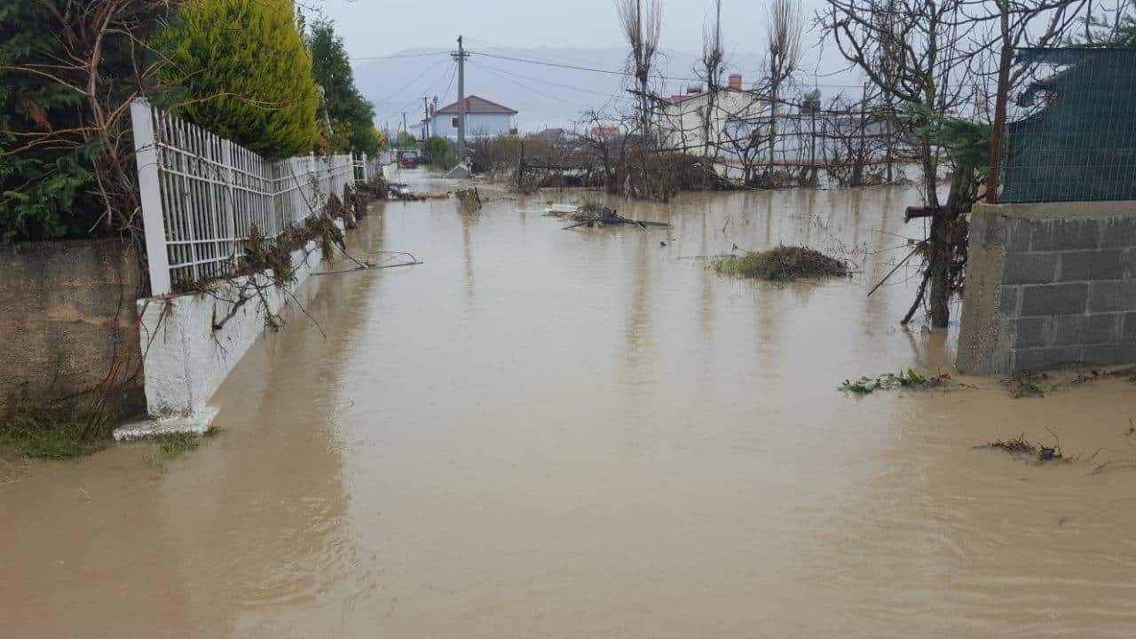 Moti i keq në Shqipëri, përditësimi i situatës në Lezhë, evakuohet një familje, përroi del nga shtrati