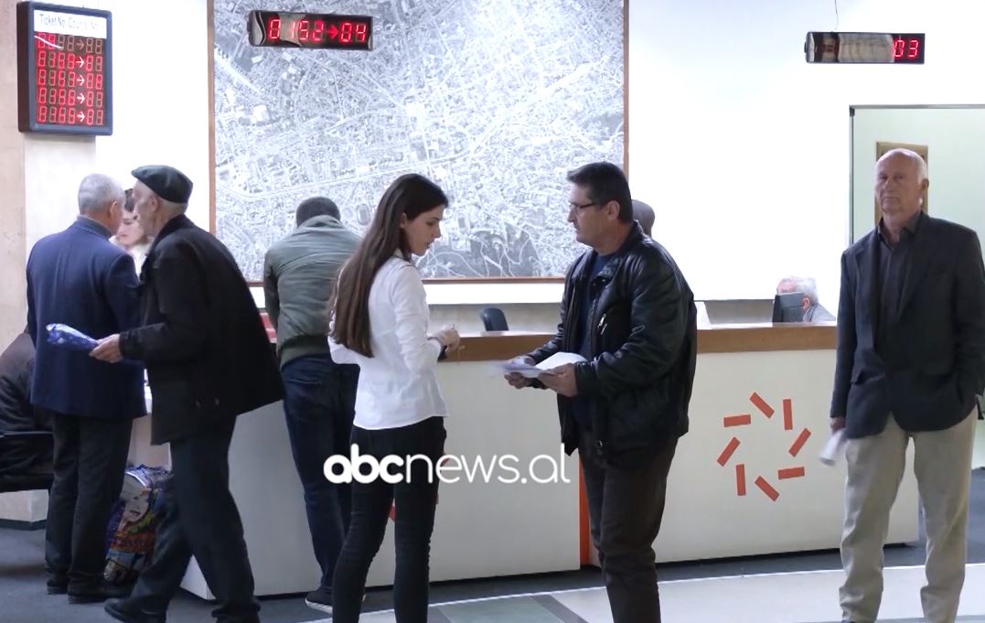 60% e të punësuarve në Shqipëri të pakënaqur, më shumë se gjysma e tyre do të largohen jashtë vendit