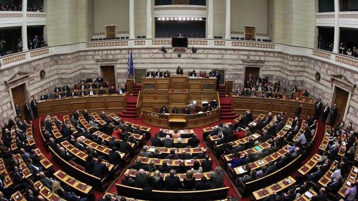 Hyri në parlament me thikë, kapet adoleshenti në Greqi