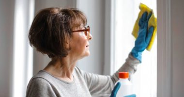 Nuk është limoni apo uthulla! Ky përbërës shtëpiak është ideal për pastrimin e dritareve