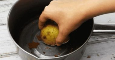 Prisni një patate dhe fërkoni pjesën e poshtme të tenxheres, rezultati është i duhuri
