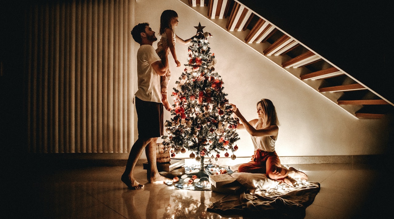 Kjo është data “e duhur” për të dekoruar pemën e Krishtlindjes