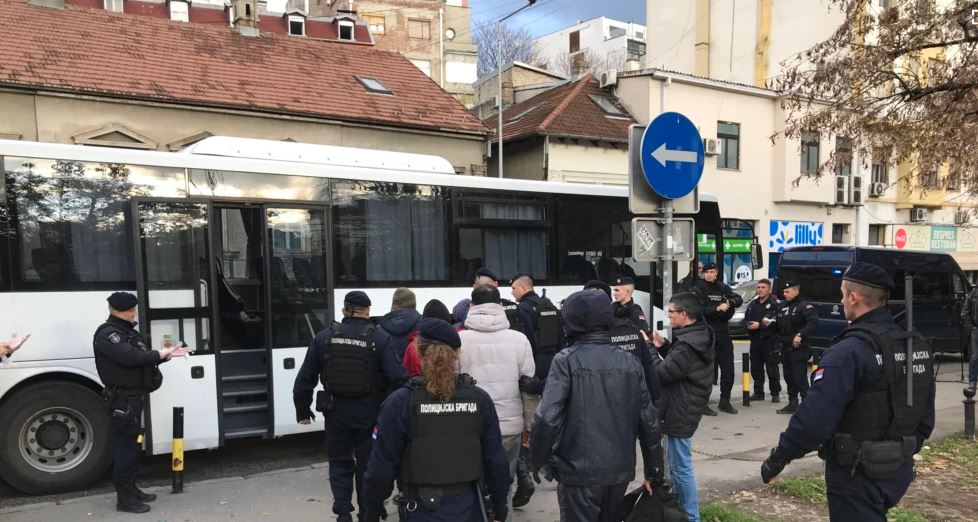 Policia serbe largon migrantët nga rreziku pas të shtënave në kufi me Hungarinë