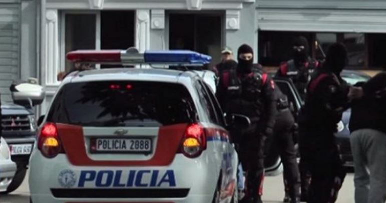 EMRAT/ Të dënuar me burg për trafikim të lëndëve narkotike, ekstradohen 3 shqiptarë